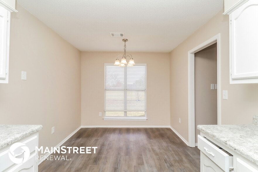 Building Photo - 4250 Brighton Dr