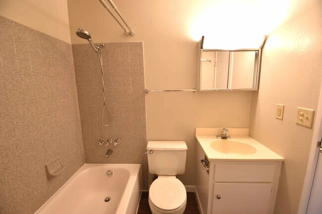 Building Photo - 3 Bedroom, 2 Bathroom Penthouse Condo in North Boulder.