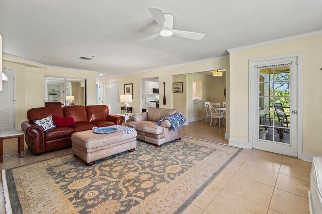 Building Photo - 2BR | 2Bath Central Sarasota Townhouse
