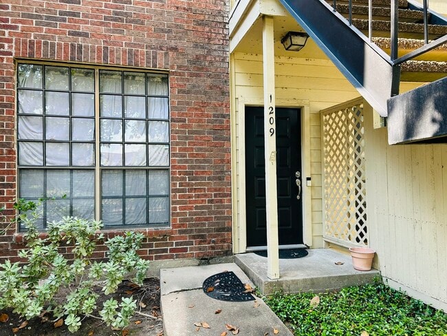 Building Photo - 2121 El Paseo St