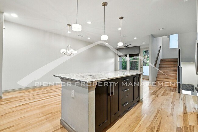 Building Photo - Modern Townhouse with Central AC and Rooft...