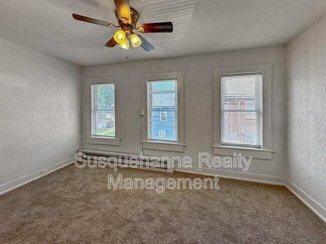 Building Photo - 537 Woodward St