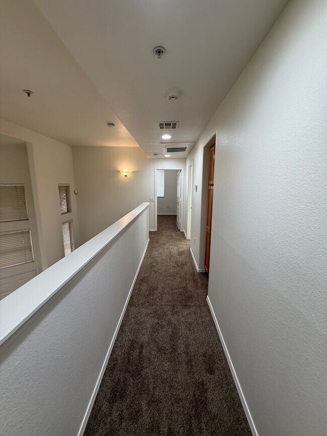 Building Photo - 3 Bedroom Townhouse with Garage, Gated Com...