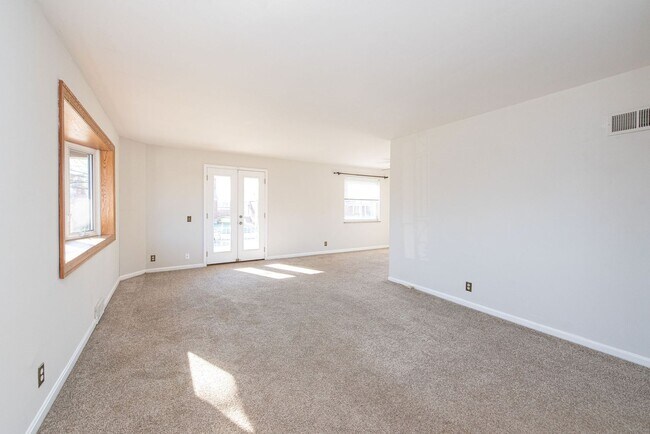 Building Photo - 3071 Neisel Ave
