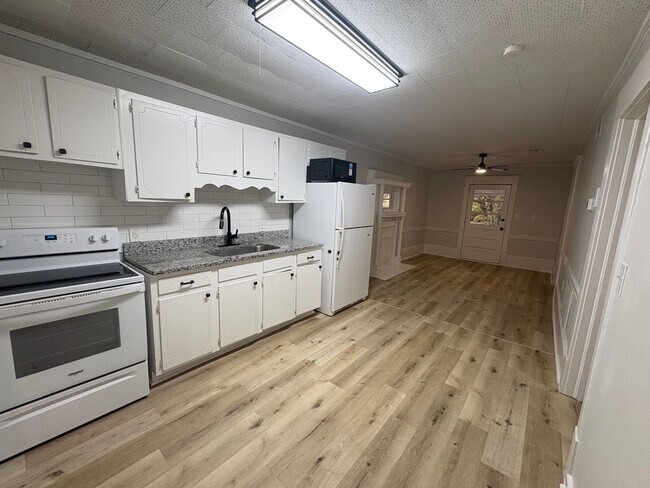 Building Photo - 2423 Patria St