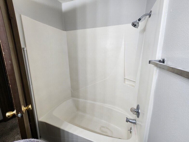 Building Photo - 102 Oak St