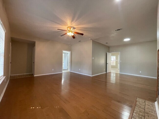 Building Photo - AVAILABLE NOW 2 BEDROOM 2 BATH TOWNHOME IN GRAPEVINE