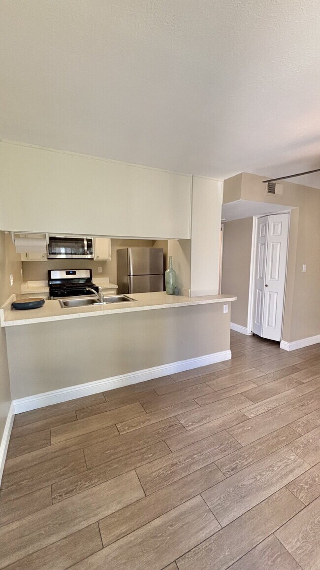 Building Photo - 2 Bedrooms Townhome Availble For Rent in I...