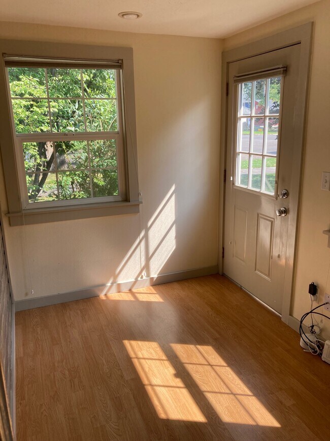 Bonus Room - 1621 W Hays St