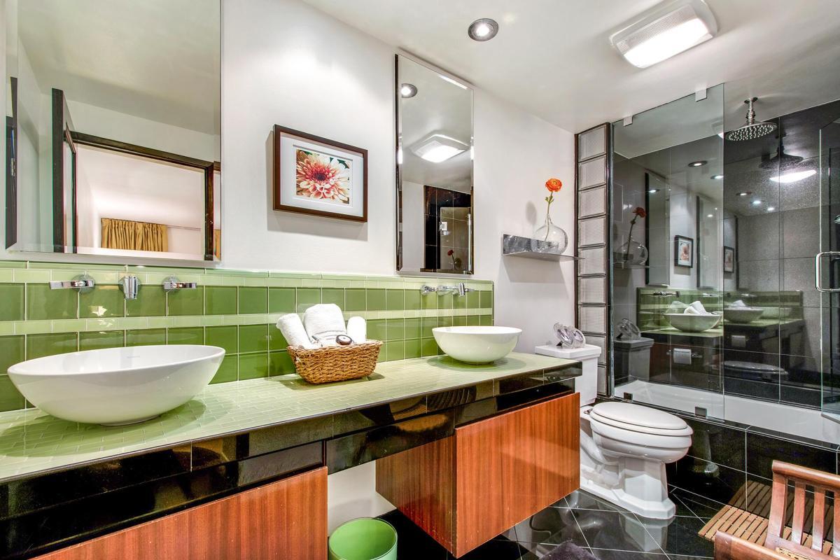 En Suite Master Bath - 8550 Holloway Dr