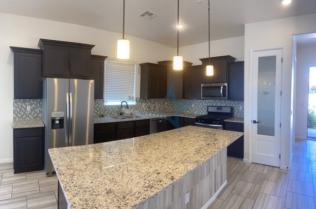 Building Photo - Stunning 4 bedroom, 2.5 bath house - 3 car...