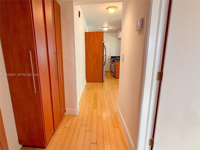 Building Photo - 10101 W Bay Harbor Dr