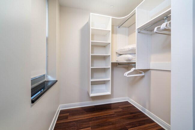 Building Photo - Fully Furnished, Short-Term Option