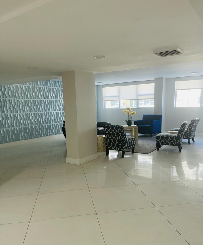 Building Photo - 1237 Hillsboro Mile