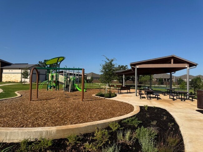 Building Photo - ONE-STORY Home in Marble Falls - 2932 SF with THREE-CAR GARAGE - On a CUL-DE-SAC!