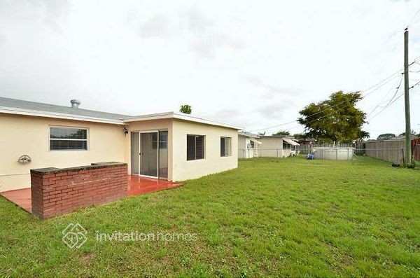 Building Photo - 11450 NW 35th Pl