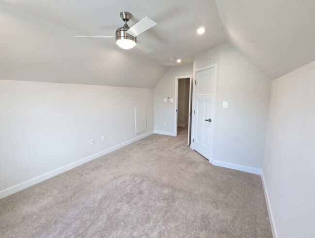Building Photo - Stunning villa in the Harrison Terrace com...