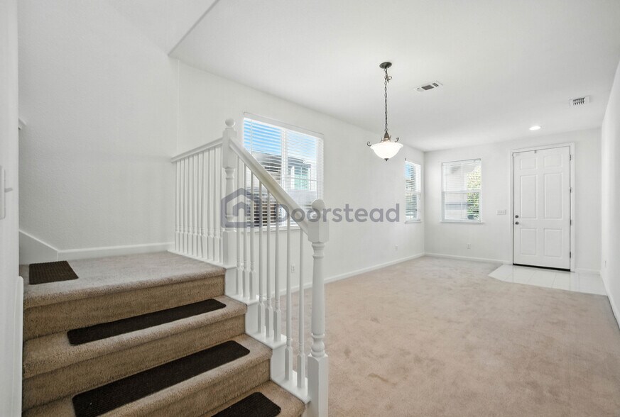 Building Photo - 252 Crescent Moon Dr