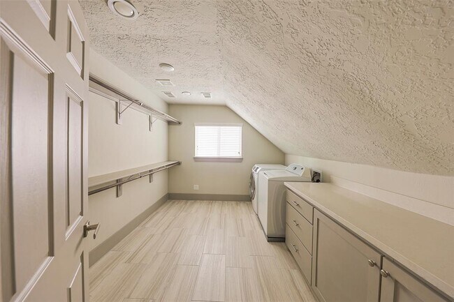 Building Photo - 20 N Timber Top Dr
