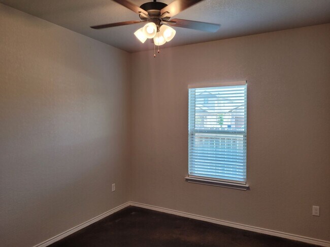 Building Photo - Luxury 3/2 Duplex in Seguin, Texas