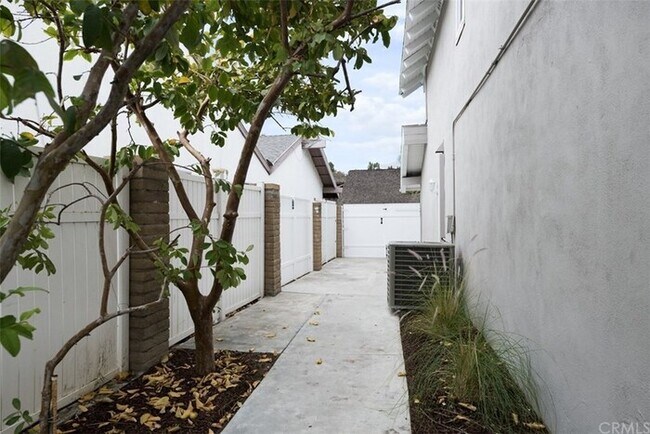 Building Photo - Impeccable 4BR 2.5BA Home with Pool, Near ...