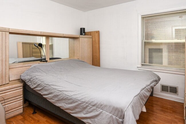 Building Photo - 5036 S Leclaire Ave