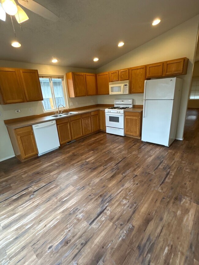 Building Photo - Beautiful 3 Bedroom 2 Bath Single Level Ho...