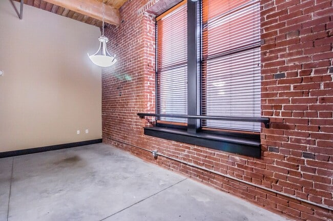 Building Photo - Gorgeous Loft