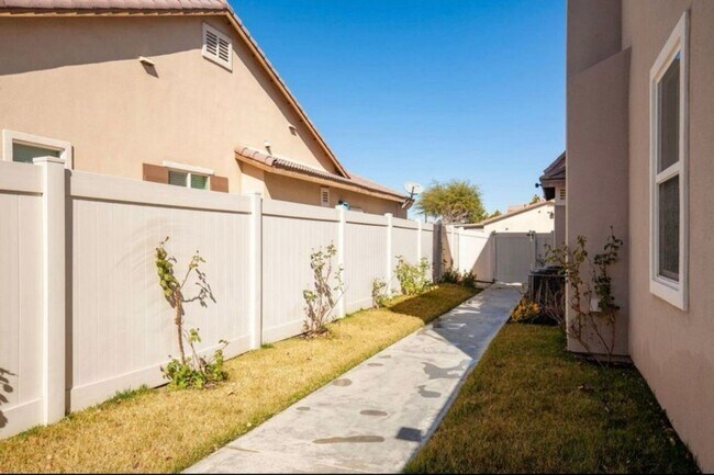 Building Photo - Spacious 5BR House in Palmdale