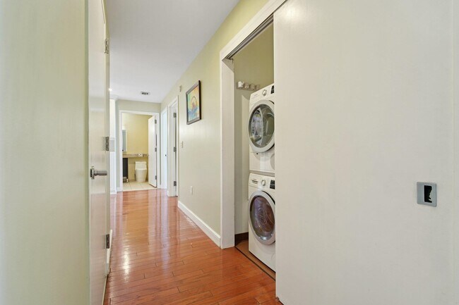 Building Photo - 20 Newport Pkwy