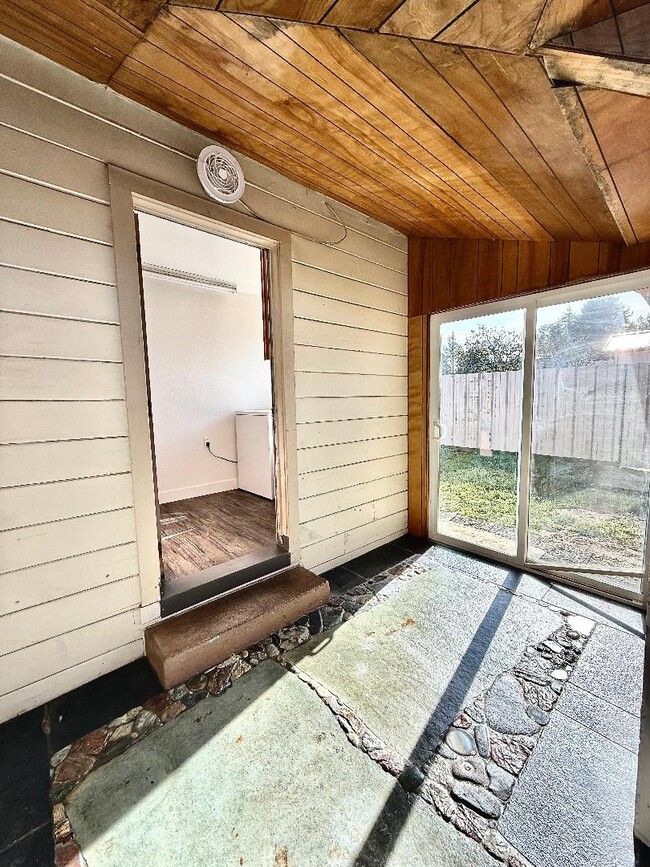 Building Photo - 2236 Home Dr