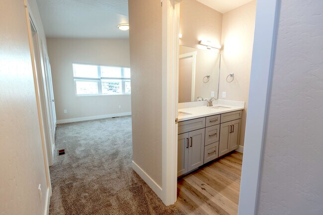 Building Photo - Beautiful 3br Townhome w 1-car Garage (2024)