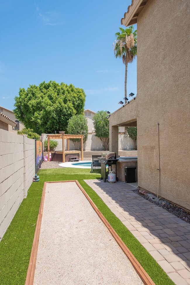 Building Photo - 5924 E Woodridge Dr