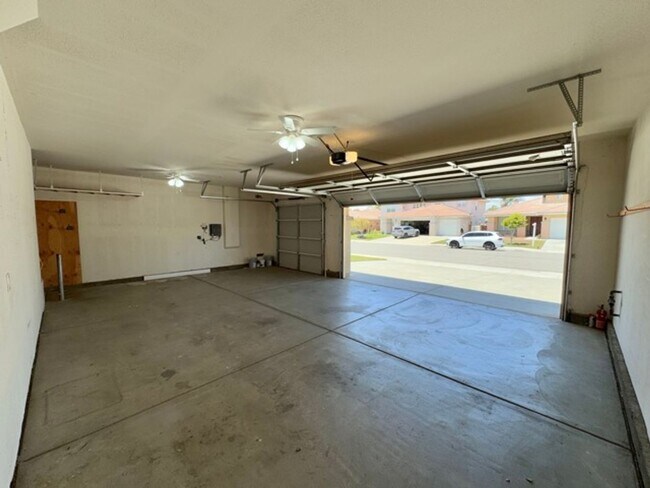 Building Photo - 4 Bedroom Menifee home available now for l...