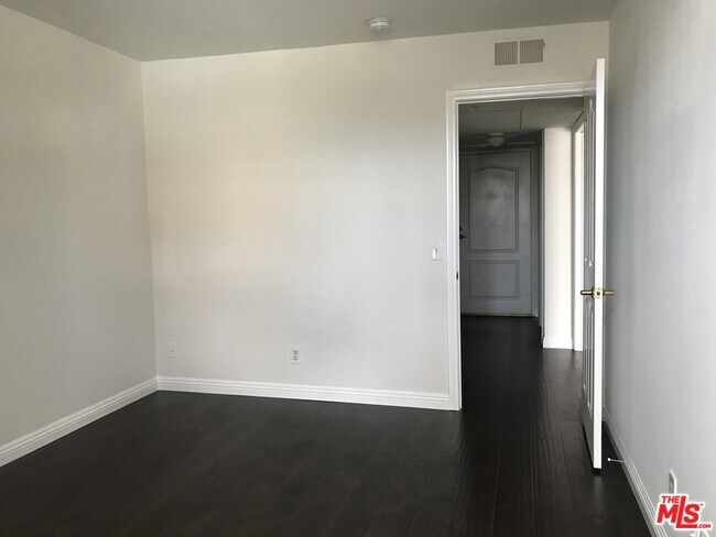 Building Photo - 4750 Templeton St