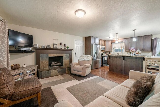 Building Photo - Beautiful 4 Bedroom Home in Sandy!