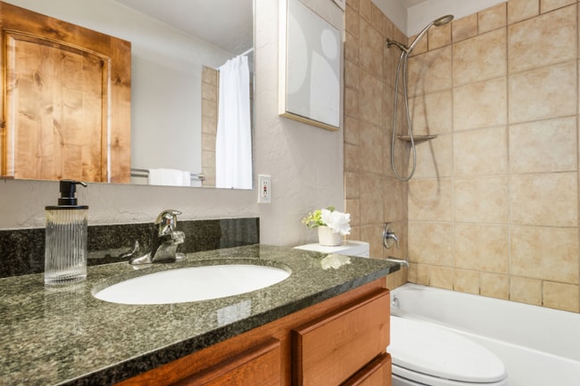 Building Photo - 6095 N Fox Pointe Cir