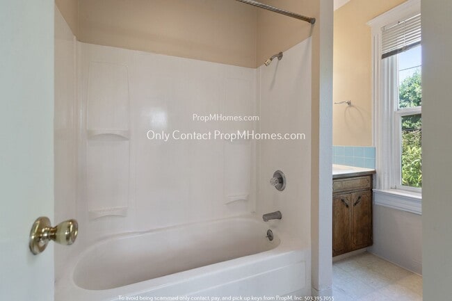 Building Photo - Charming 3 Bedroom Sanctuary in Eliot Neighborhood!