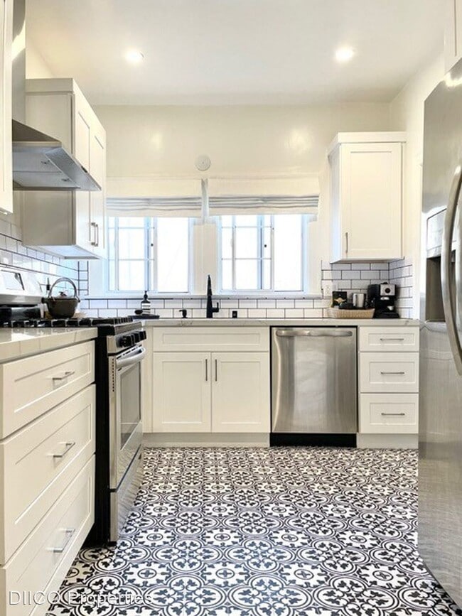 Building Photo - 1 br, 1 bath Apartment - 201 S Arnaz Drive...