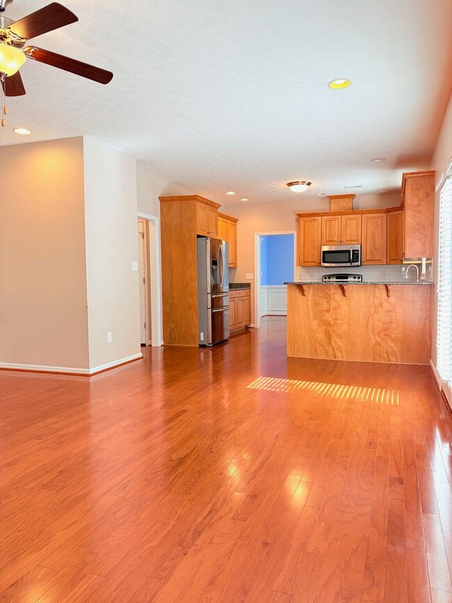 Building Photo - Large Spacious Home With Fully Fenced In Y...