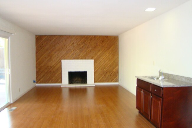 Building Photo - 5-Bedroom, laminate floors, new carpet, 1 ...