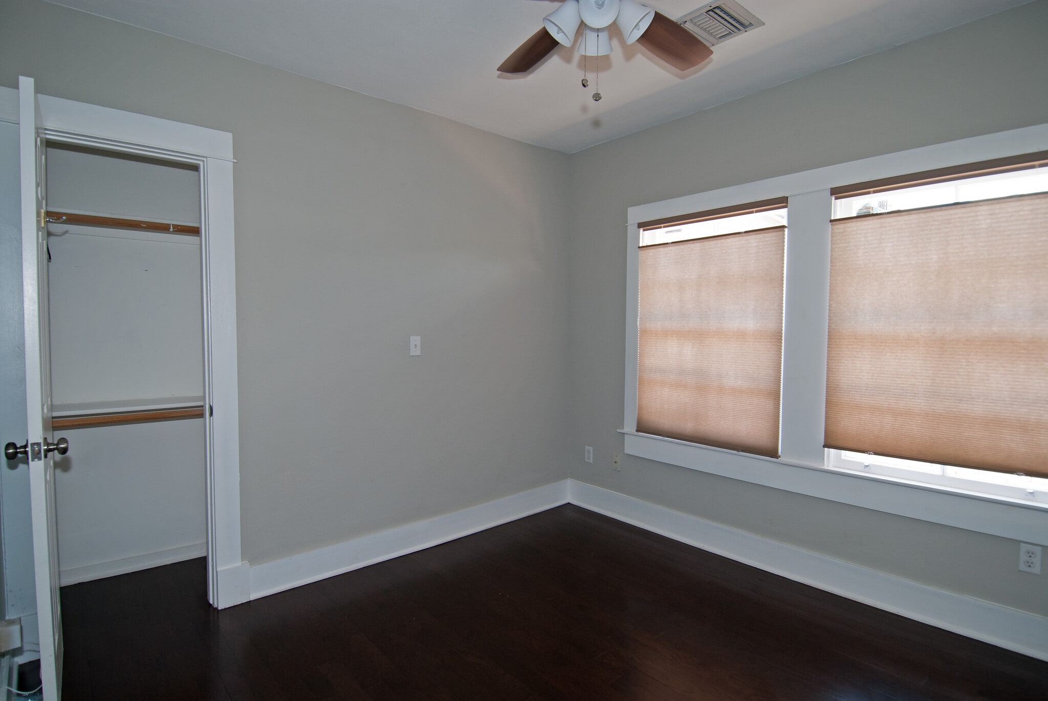 Middle Bedroom (10'6" x 9'10") - 60 W Lewis Ave