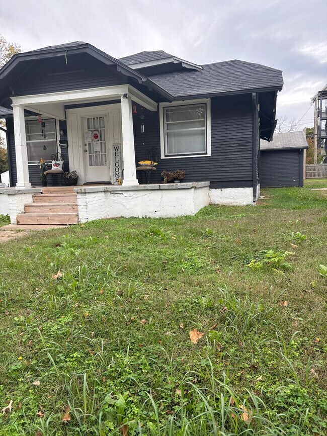 Primary Photo - 2 Bed 1 Bath House-PRE LEASING Available N...