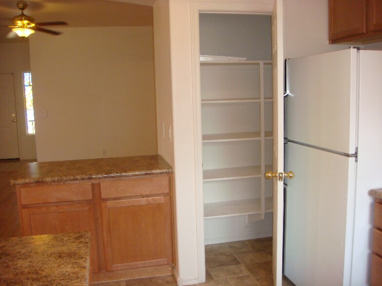 Building Photo - 608 N Robles St