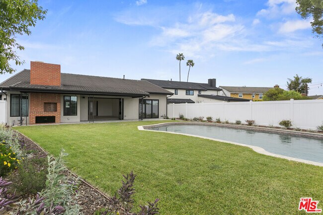 Building Photo - 4444 Don Felipe Dr