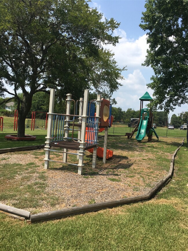 Building Photo - 3010 Beecave Dr