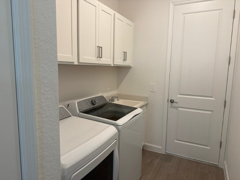 Building Photo - 7796 Lakes Edge Ln