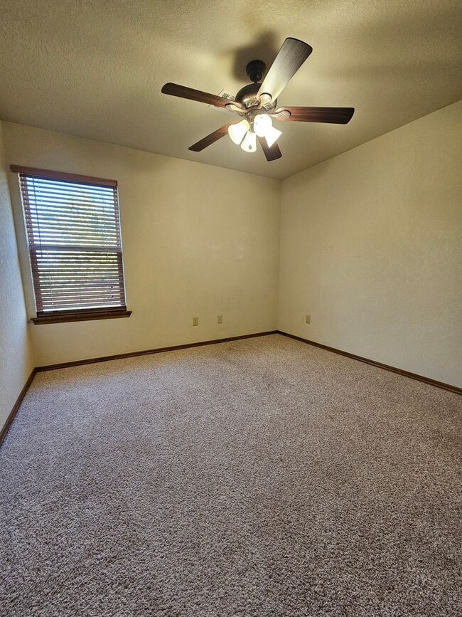 Building Photo - 3 (Bed)/(2) Bath + Office in Royal Oaks. N...
