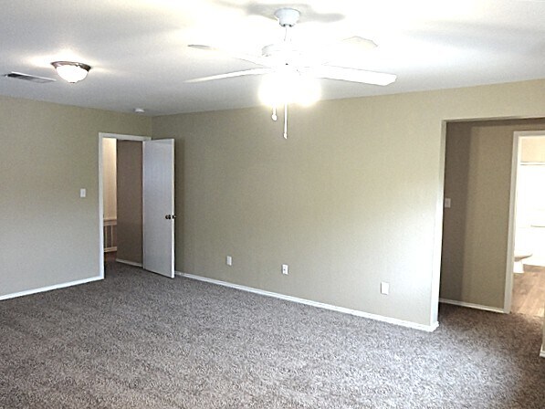 Building Photo - 360 Whispering Hollow Dr