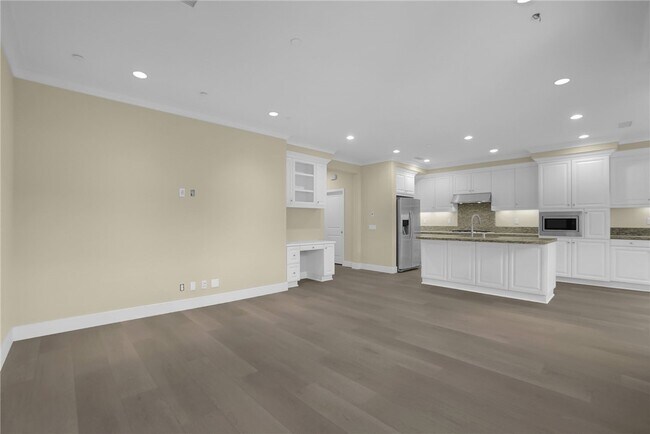 Building Photo - 64 Bianco